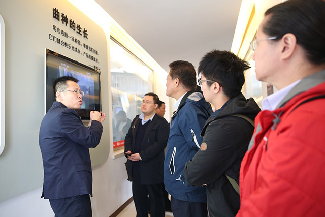 The delegation showed great enthusiasm for production techniques of Shinho's soy sauce 