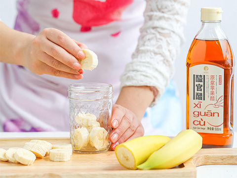 Peel and cut the bananas into chunks or slices before placing them in an air-tight jar.