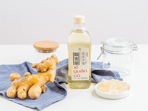 Prepare the ingredients needed to make tender ginger infused vinegar.