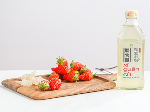 Prepare the ingredients needed to make strawberry infused vinegar.
