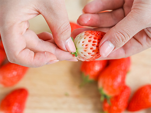 Remove the stalks of strawberries.