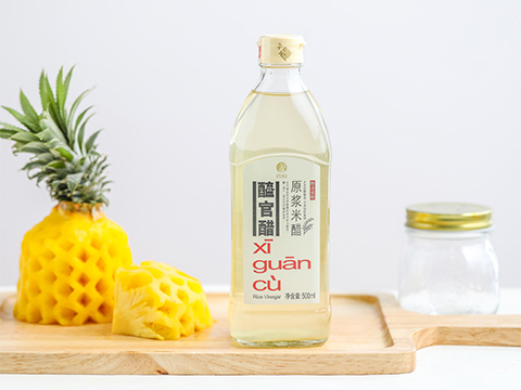 Prepare one pineapple, one bottle of XI GUAN CU Rice Vinegar and one dry and air-tight jar.