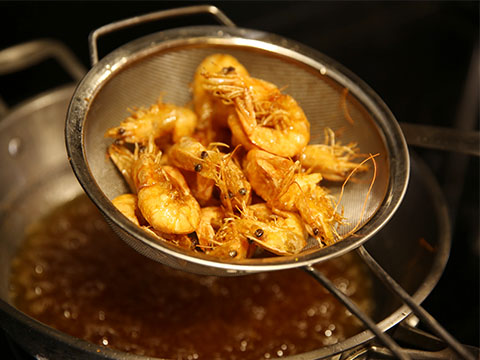 Pan fry the prawns twice: the first time for 30 seconds and the second time 6 seconds. Set aside on kitchen towel to soak up oil excess.
