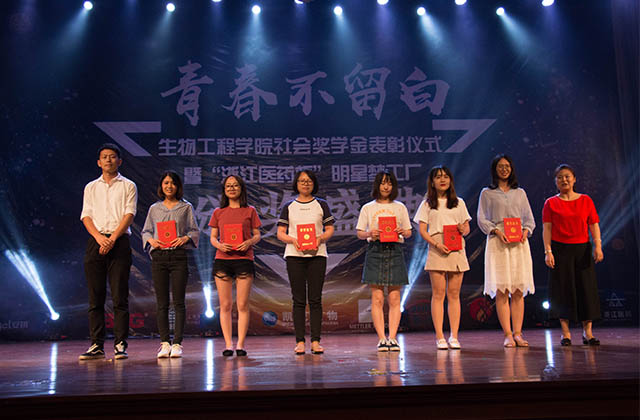 Shinho YOUR SAUCE brand manager (first one on the left) gave out awards for students.