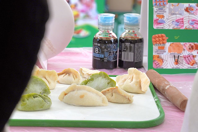 (Blend your favorite taste using 'small bottle' of condiments)