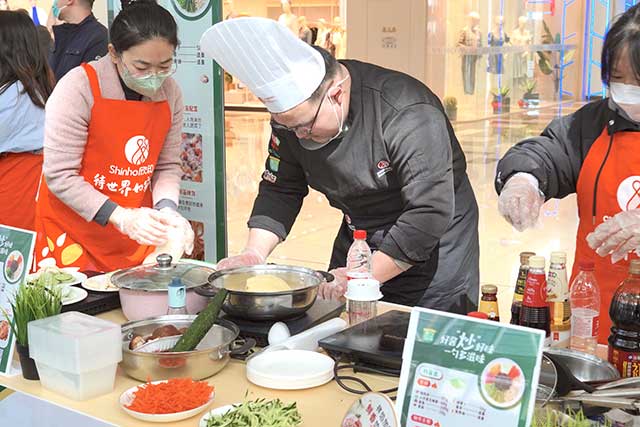 (Beijing-styled noodles with soybean paste cooked by Shinho chefs on site)