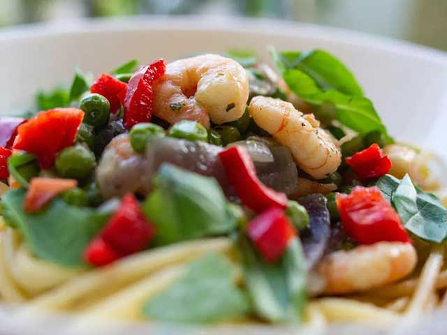(The special flavor of cold noodles with shrimps by adding the special condiments)