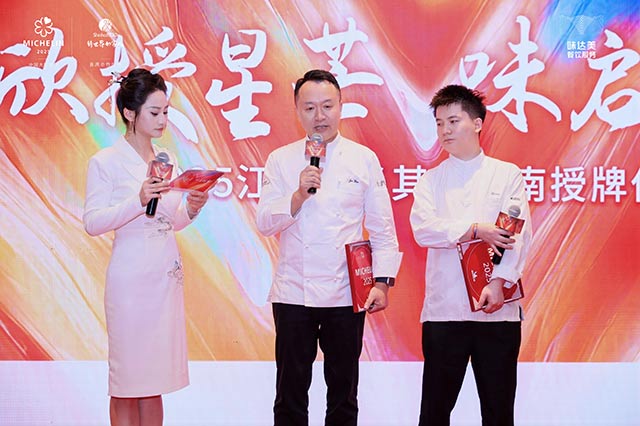 Hou Xinqing (M), the Executive Chef of Regional Chinese Food of Shangri-La Group and Wang Jie (R), the Head Chef of Dingshan . Jiangyan (Xiangcheng)