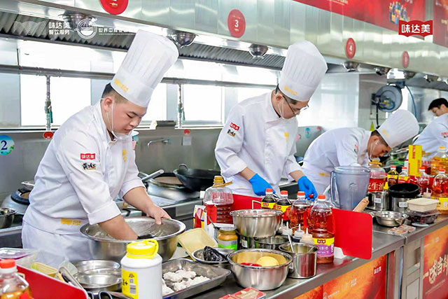 Contestants are cooking in the kitchen 