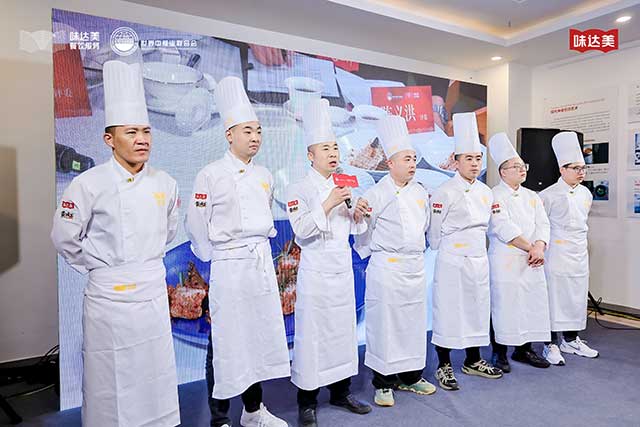 The contestants explain the creation idea on stage