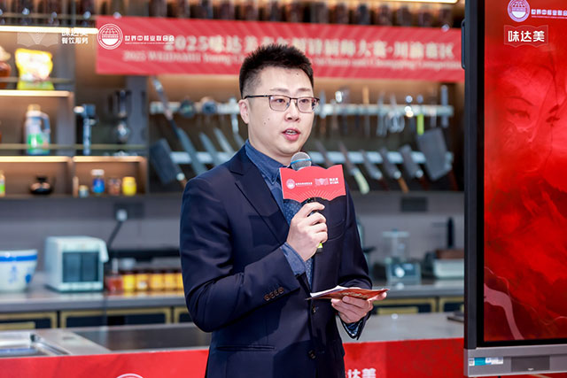 Li Xin, the Brand Director of WEI DA MEI Catering Service Business Unit of Shinho Group, delivers a speech 