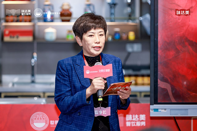 Wang Zhaohui, the supervisor in the contest, delivers a speech on stage