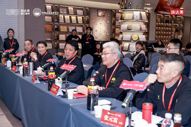 The judging panel give score and exchange with the contestants