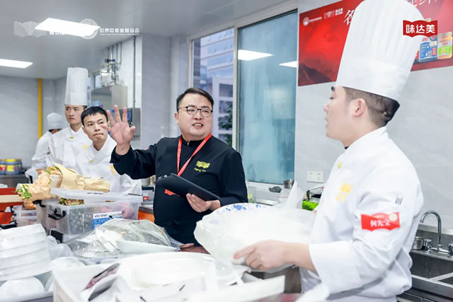 Ouyang Can, the Onsite Supervisor of the Sichuan - Chongqing Division, supervises the cooking process in kitchen 