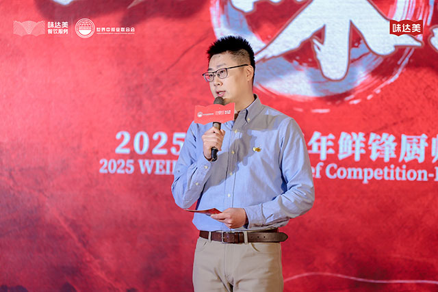 Li Xin,  the Brand Director of WEI DA MEI Catering Service Business Unit of Shinho Group, grants the special gold award to the winner