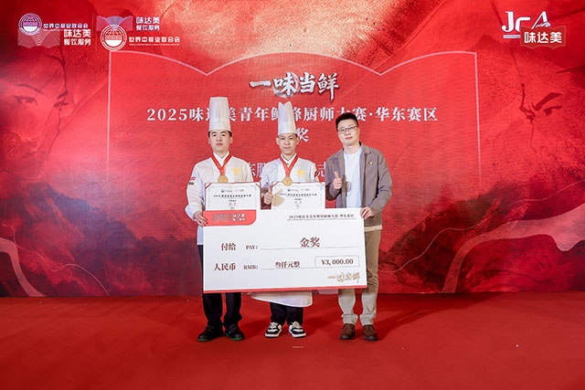 Gold award winner Chen Penghui (L1) and gold award winner He Zhihuai (L2)