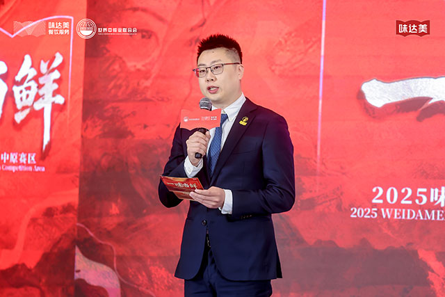 Li Xin,  the Brand Director of WEI DA MEI Catering Service Business Unit of Shinho Group, grants the special gold award to the winner