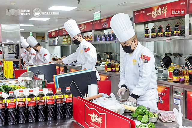 Contestants are cooking in the kitchen 