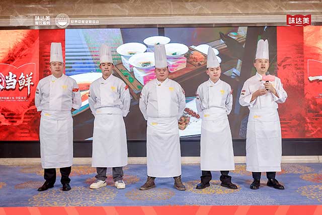 The contestants explain the creation idea on stage