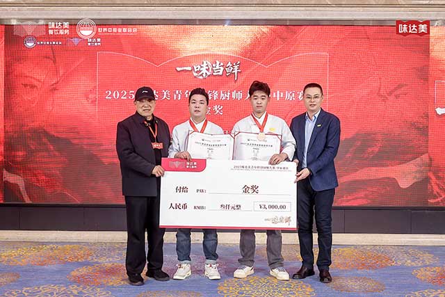 Gold award winners Peng Xu (L2) and Tian Yiheng (R2)